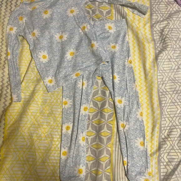 Old navy pyjamas ~ Size 4T - Picture 2 of 4